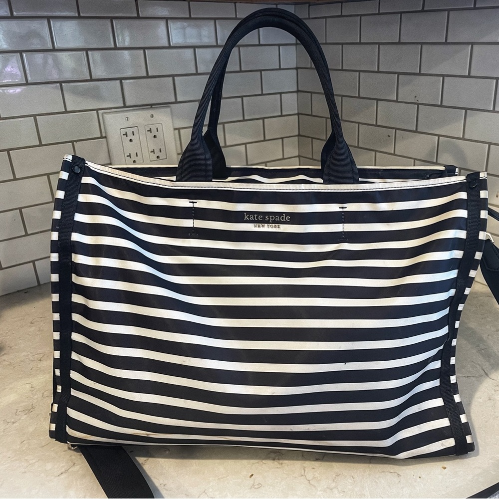 Kate Spade messenger tote in excellent condition.